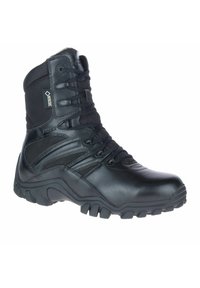 Czarny but turystyczny z wysokim cholewką, wykonany ze skóry i tkaniny. Cechy obejmują wzmocniony nos, wyściółkę kołnierza i teksturowaną gumową podeszwę.