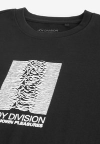 Sort crew-neck t-shirt med hvid grafisk design af bølgede linjer og tekst, der læser "JOY DIVISION UNKNOWN PLEASURES" i fed skrift.