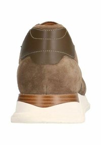Bruine suède sneaker met een donkerbruin leren hielaccent, witte outsole en een gestikt ontwerpdetail op de hiel.