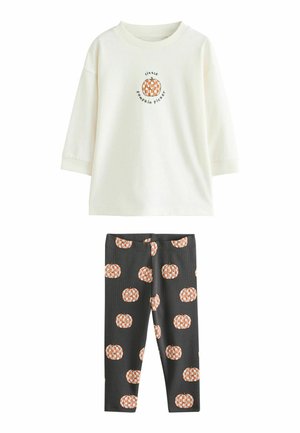 Cremefarvet langærmet top med græskar-grafik og tekst "little pumpkin picker," kombineret med mørke leggings med orange græskarprint.