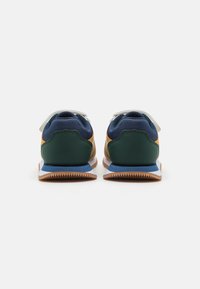 Sneakers met een mix van navy, groen, bruin en oranje materialen. Bevat een gestructureerde bovenkant en een rubberen zool. Met klittenbandsluiting.