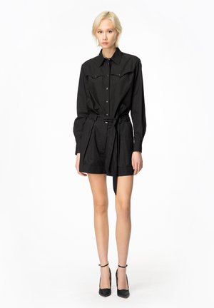 Abito corto nero con maniche lunghe, chiusura a bottoni frontale e vita con cintura. Presenta una texture croccante e una silhouette sagomata con colletto punta.