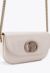 Clutch in finta pelle rosa chiaro con una superficie testurizzata, dotata di una tracolla in catena dorata e di una chiusura decorativa con accenti di strass.