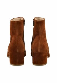 Stivaletti in suede marrone con tacco quadrato, cerniere laterali e rivestimento interno liscio. La texture è morbida e leggermente opaca.