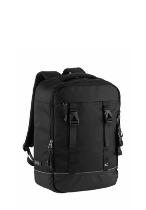 Mochila rectangular negra con dos hebillas frontales, compartimentos con cremallera, correas de hombro acolchadas y un panel inferior reforzado.