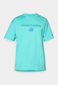 Camiseta de algodón turquesa con el texto "Miami Dolphins" y el logo bordado en azul. Incluye mangas cortas y un cuello redondo ribeteado.