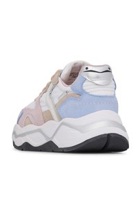 Sneaker multicolore con pannelli bianchi, rosa, beige e blu, materiali testurizzati, suola nera a contrasto e accenti metallici argentati.