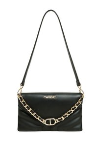 Borsa nera in pelle con tracolla a catena dorata, caratterizzata da una chiusura a patta, logo in rilievo e design diagonale plissettato sulla parte anteriore.