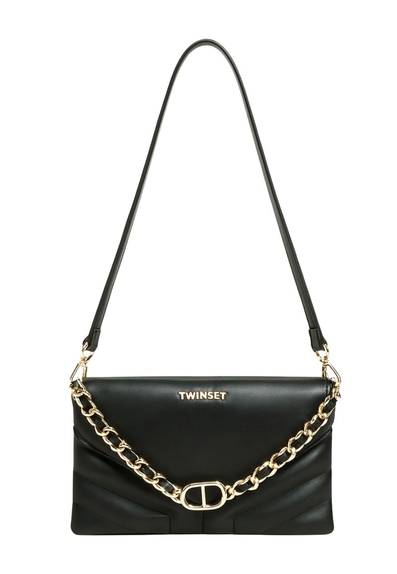Borsa nera in pelle con tracolla a catena dorata, caratterizzata da una chiusura a patta, logo in rilievo e design diagonale plissettato sulla parte anteriore.