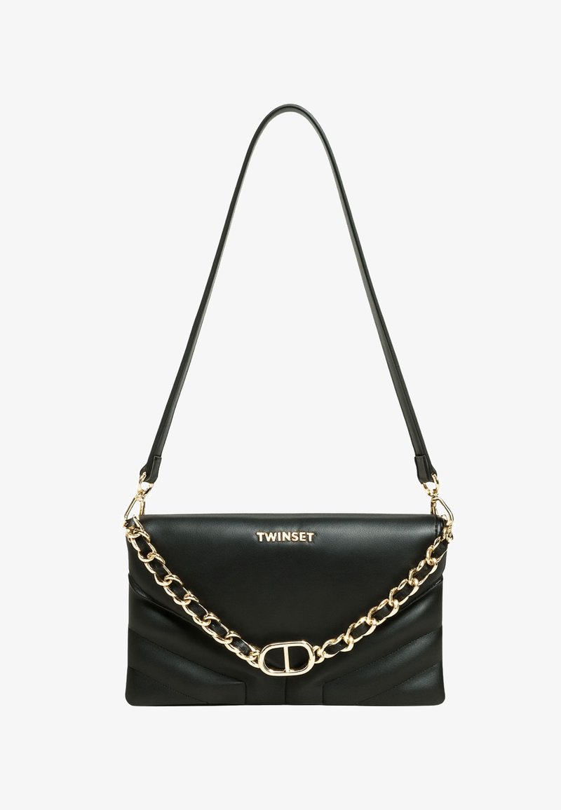 Borsa nera in pelle con tracolla a catena dorata, caratterizzata da una chiusura a patta, logo in rilievo e design diagonale plissettato sulla parte anteriore.