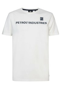 Hvid bomulds t-shirt med "PETROL INDUSTRIES" trykt i mørkeblåt over brystet, rund hals og korte ærmer.