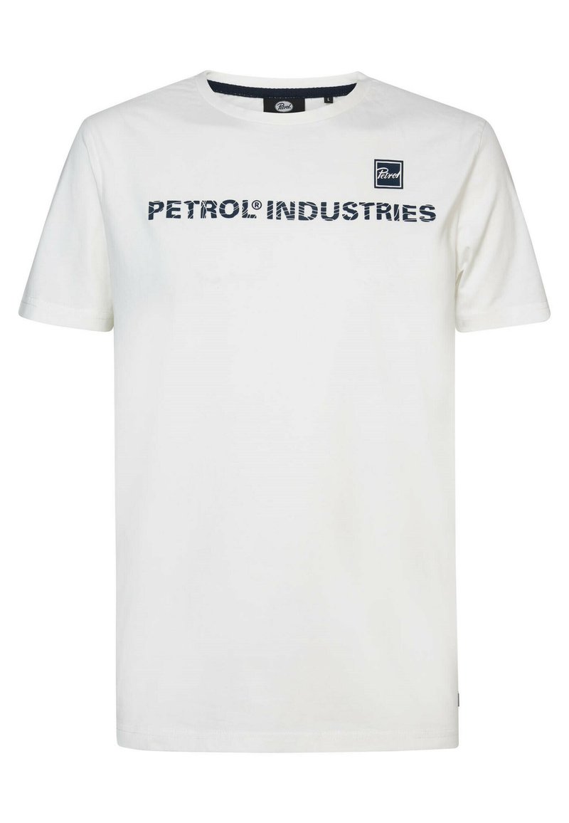 Hvid bomulds t-shirt med "PETROL INDUSTRIES" trykt i mørkeblåt over brystet, rund hals og korte ærmer.