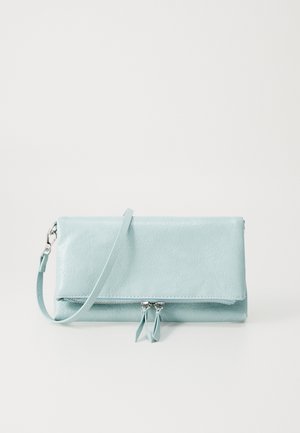 Lichtblauw leren clutch met polsriem, overslagklep en dubbele rits op een witte achtergrond.