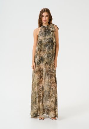 Maxikleid mit Schlangenledermuster in erdigen Brauntönen und Beige. Mit einem Neckholder und einer Schleifenakzent an einer Schulter.