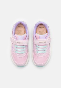 Rozā sintētiskie sporta apavi ar elpojošu augšdaļu, velcro siksnu, gaiši ziliem šņorēm un pasteļziliem akcentiem ar princesei raksturīgiem motīviem.