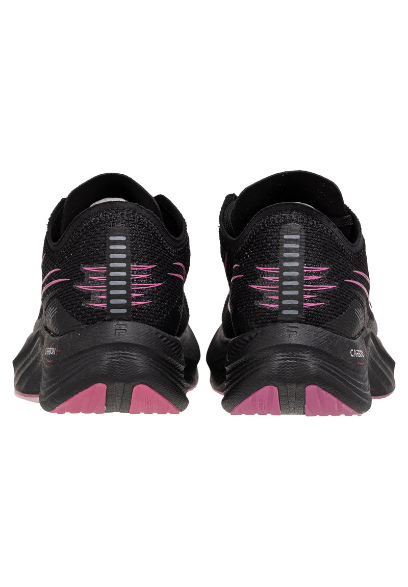 Zapatillas deportivas negras con acentos rosas, que cuentan con una parte superior de punto texturizado, un collar acolchado y una suela de goma en dos tonos con patrones de tracción pronunciados.