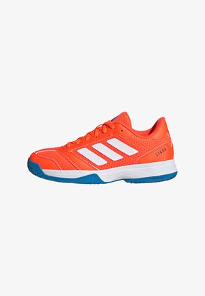 Scarpa sportiva arancione con una tomaia in mesh traspirante, strisce bianche, colletto imbottito e una suola in gomma blu per la trazione.