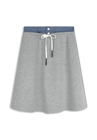 Szara spódnica w kształcie litery A z niebieskim pasem z denimu, białym sznurkiem do zawiązywania oraz dwoma srebrnymi zatrzaskami z przodu.
