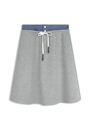 Gonna a trapezio grigia con vita in denim blu, coulisse bianca e due bottoni a pressione argentati sul davanti.