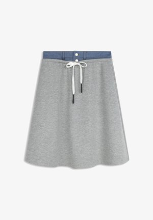 Gonna a trapezio grigia con vita in denim blu, coulisse bianca e due bottoni a pressione argentati sul davanti.