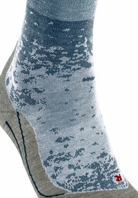 Mehrfarbige Socken mit einem blauen und grauen Bergmuster, hergestellt aus einem strukturierten Stoff mit einem roten Logo am Knöchel.