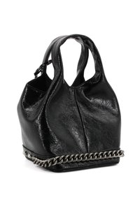 Borsa nera texture con finitura lucida, dotata di due manici corti e un'accento in catena argentata alla base. Design strutturato e moderno.