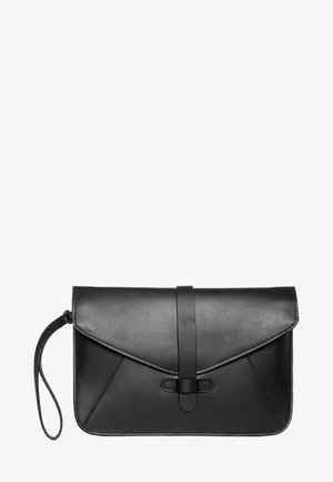 Pochette en cuir noir avec fermeture à rabat, dotée d'une sangle centrale et d'une boucle. Texture lisse et détails de couture géométrique.