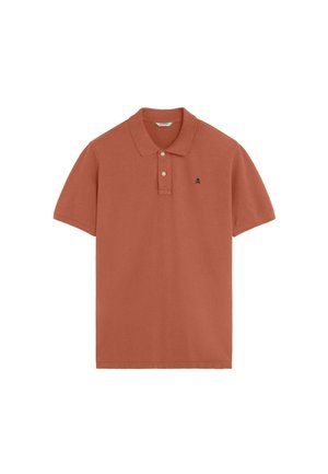 Polo de manga corta color óxido con dos botones y un pequeño logo negro en el pecho izquierdo, presentado sobre un fondo blanco.