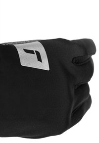 Schwarzer Handschuh aus weichem Stoff mit einem strukturierten grauen Futter. Verfügt über ein auffälliges silbernes Logo auf der Rückseite und entlang der Fingernaht für eine figurbetonte Passform.