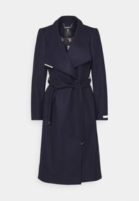 Cappotto trench in lana navy con colletto a scollo a V, vita regolabile con cintura e fodera floreale. Presenta dettagli in metallo color argento e tasche laterali.