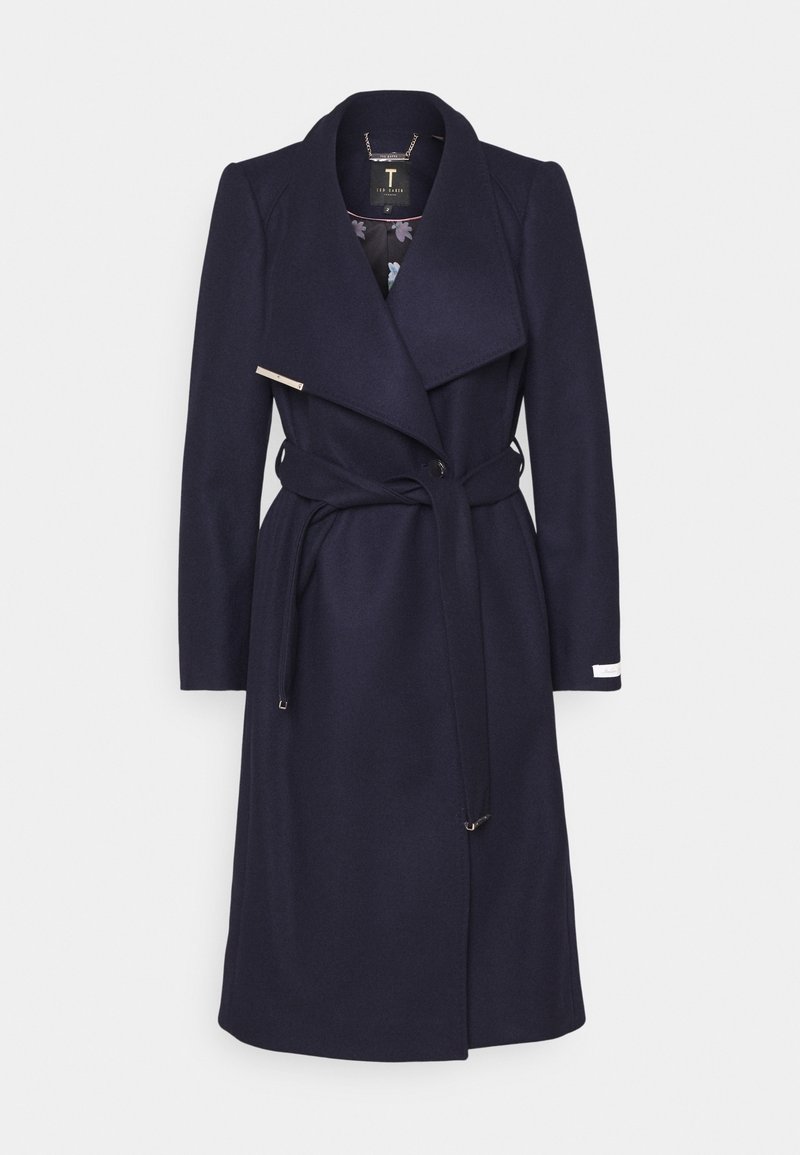 Cappotto trench in lana navy con colletto a scollo a V, vita regolabile con cintura e fodera floreale. Presenta dettagli in metallo color argento e tasche laterali.
