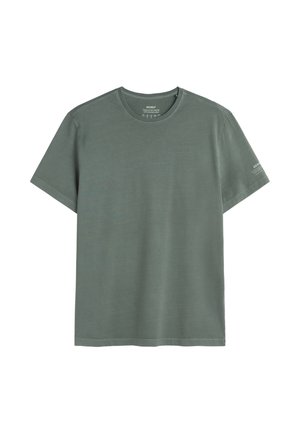 Grøn t-shirt med rund hals og korte ærmer, lavet af 100% genanvendt bomuld med lille hvidt brandingtekst på venstre ærme.