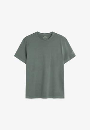 Camiseta verde de manga corta con cuello redondo hecha de 100 % algodón reciclado con pequeño texto de marca blanco en la manga izquierda.