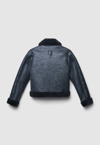 Giacca in shearling nera con esterno testurizzato, colletto, polsini e orlo pelosi, esposta piatta con la parte posteriore rivolta in avanti.