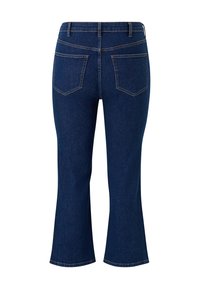 Donkerblauwe spijkerbroek met flare, een gladde textuur, ontworpen met vijf zakken en zichtbare stiksels op de tailleband en de zoom.
