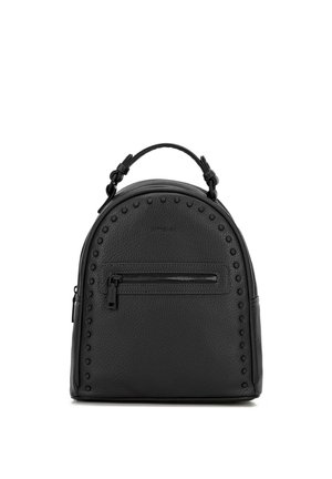 Černý texturovaný kožený batoh s horním madlem, přední kapsou na zip a zaoblenými nýty podél okrajů.