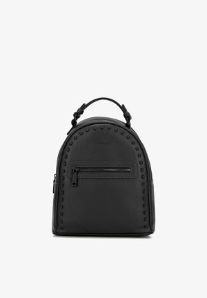 Zaino in pelle nera con texture, manico superiore, tasca frontale con cerniera e dettagli con borchie arrotondate lungo i bordi.