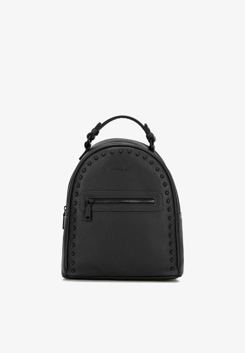 Czarny plecak z teksturowanej skóry z górnym uchwytem, przednią kieszenią na zamek oraz zaokrąglonymi ćwiekami wzdłuż krawędzi.