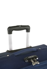 Maleta de tela azul marino con un asa metálica retráctil, empuñadura de plástico negra y cerradura de combinación. Cuenta con detalles y costuras plateadas.