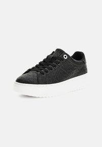 Sneaker nera con tomaia in pelle texturizzata, motivi in rilievo, punta rotonda, lacci neri e suola in gomma bianca con trazione scanalata.