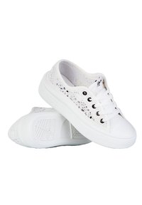 Białe sneakersy z koronkowym wykończeniem, okrągłym noskiem i gumową podeszwą. Posiadają białe sznurowadła i czarne oczka. Płaski design z delikatną fakturą.