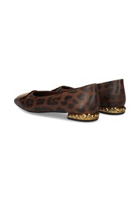 Bailarinas de estampado de leopardo con punta afilada, material de piel marrón y un adorno de tachuelas doradas alrededor del tacón bajo.