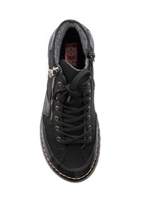 Czarny sneaker z teksturowaną górą z tkaniny, z zapięciem na sznurowadła, metalowymi akcentami oraz miękką wyściółką. Okrągły nos i szczegóły przeszycia.