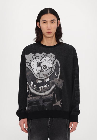 Schwarzer gestrickter Pullover mit einem grafischen Print eines grau-weißen Cartoon-Charakters, lockere Passform, lange Ärmel und gerippte Bündchen.