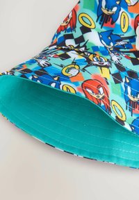 Bucket Hat mit buntem Druck von Cartoon-Charakteren, einschließlich Sonic und seinen Freunden. Hergestellt aus Stoff, mit einem uni-türkisen Innenfutter.