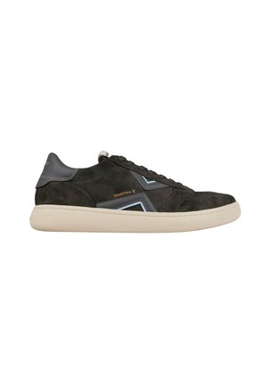 Donkergroene suède lage sneaker met beige zool, zwarte veters en "SMITH X" in gouden letters aan de zijkant.