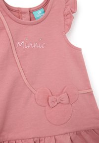Robe en coton rose avec des bretelles froncées, brodée de "Minnie", et un détail en forme de nœud texturé avec un silhouette de Mickey Mouse.