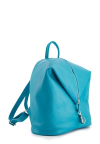 Sac à dos en cuir turquoise avec un design plié unique, doté d'une fermeture éclair et d'une sangle réglable. Texture lisse, accents de quincaillerie élégants.