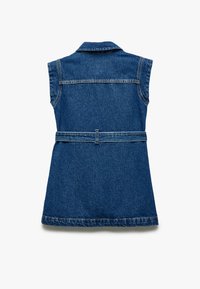 Tummansininen farkkuhihaton mekko klassisella kauluksella, vyö vyötäröllä ja suora siluetti. Sivutaskut.