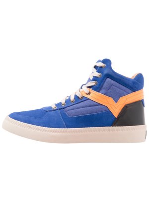 Wysokie sneakersy z niebieskiego zamszu z pomarańczowymi akcentami, białymi sznurowadłami, czarną łatą na pięcie i białą gumową podeszwą na białym tle.